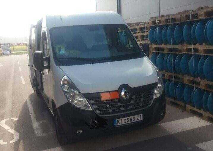 Kombi parkiran pored plavih boca