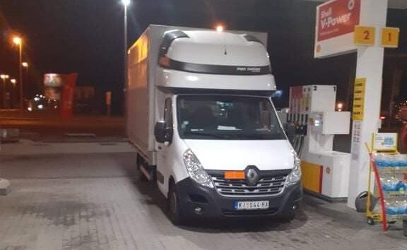 Kombi na benzinskoj pumpi