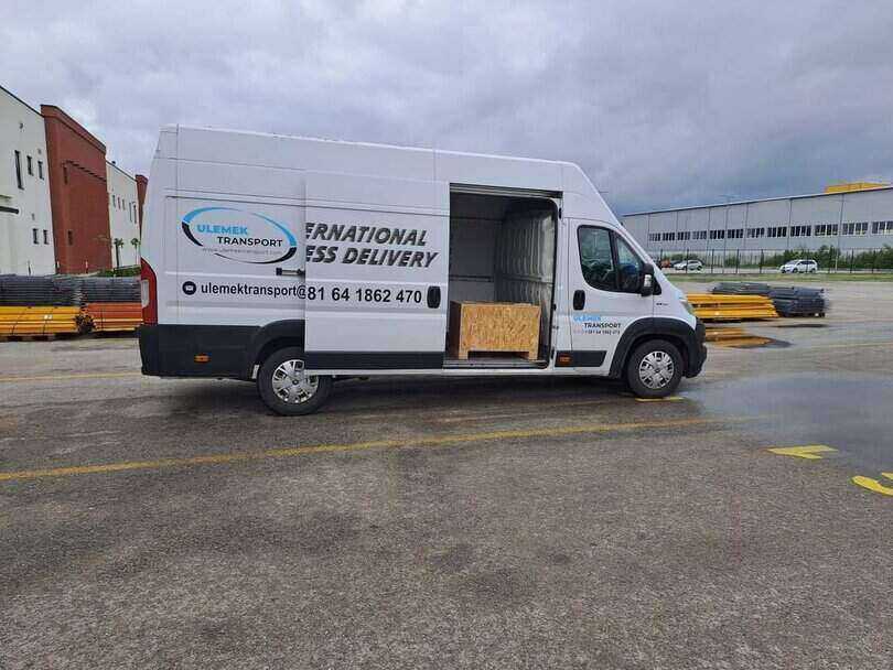 Furgon kombi za selidbe sa otvorenim vratima